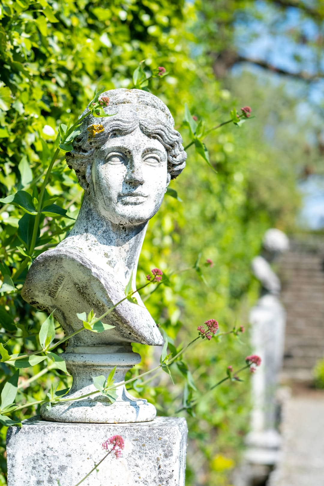 DSCF3546_ret_1 old statue in italy garden